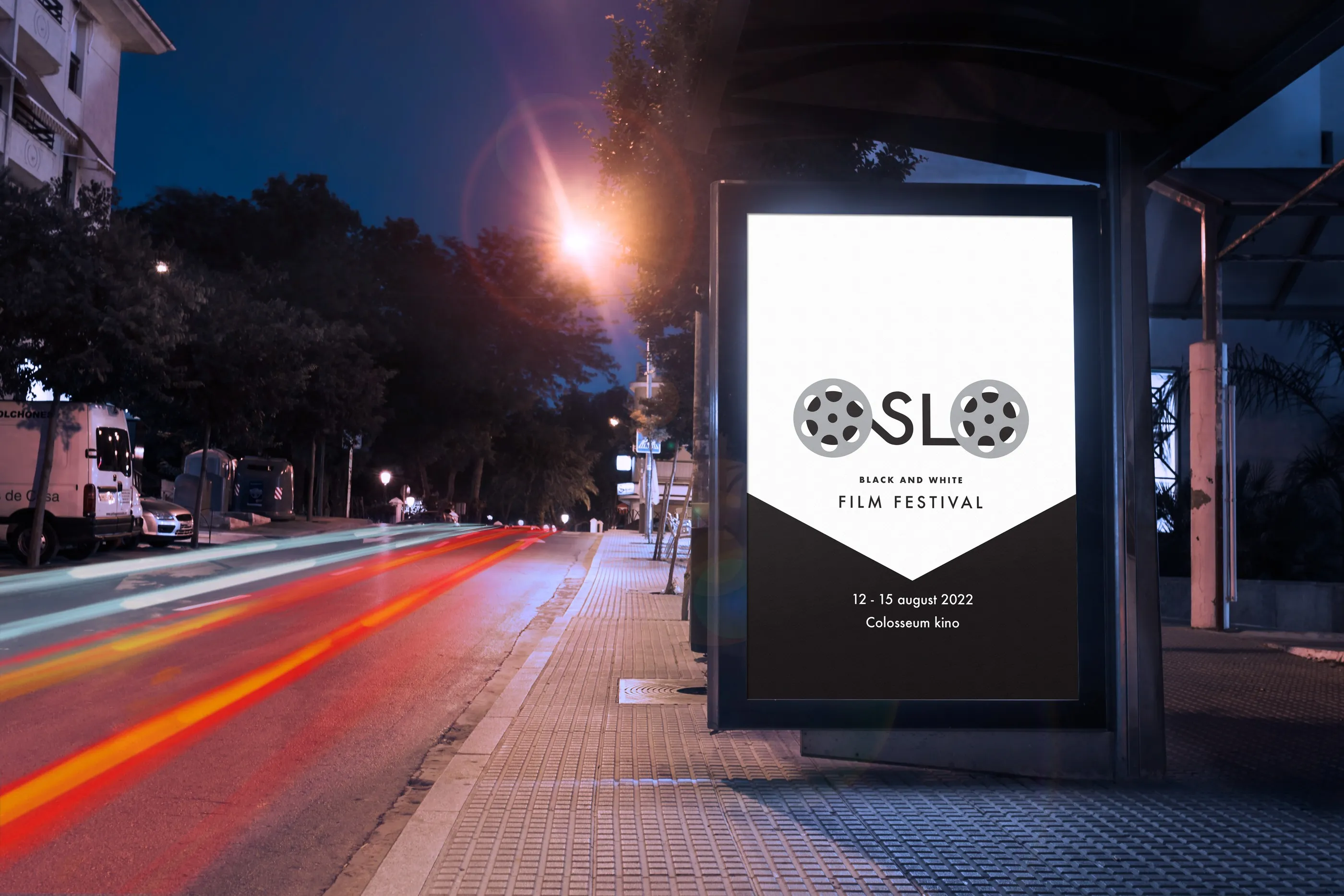 Plakat for Oslo filmfestival på en busstopp om kvelden