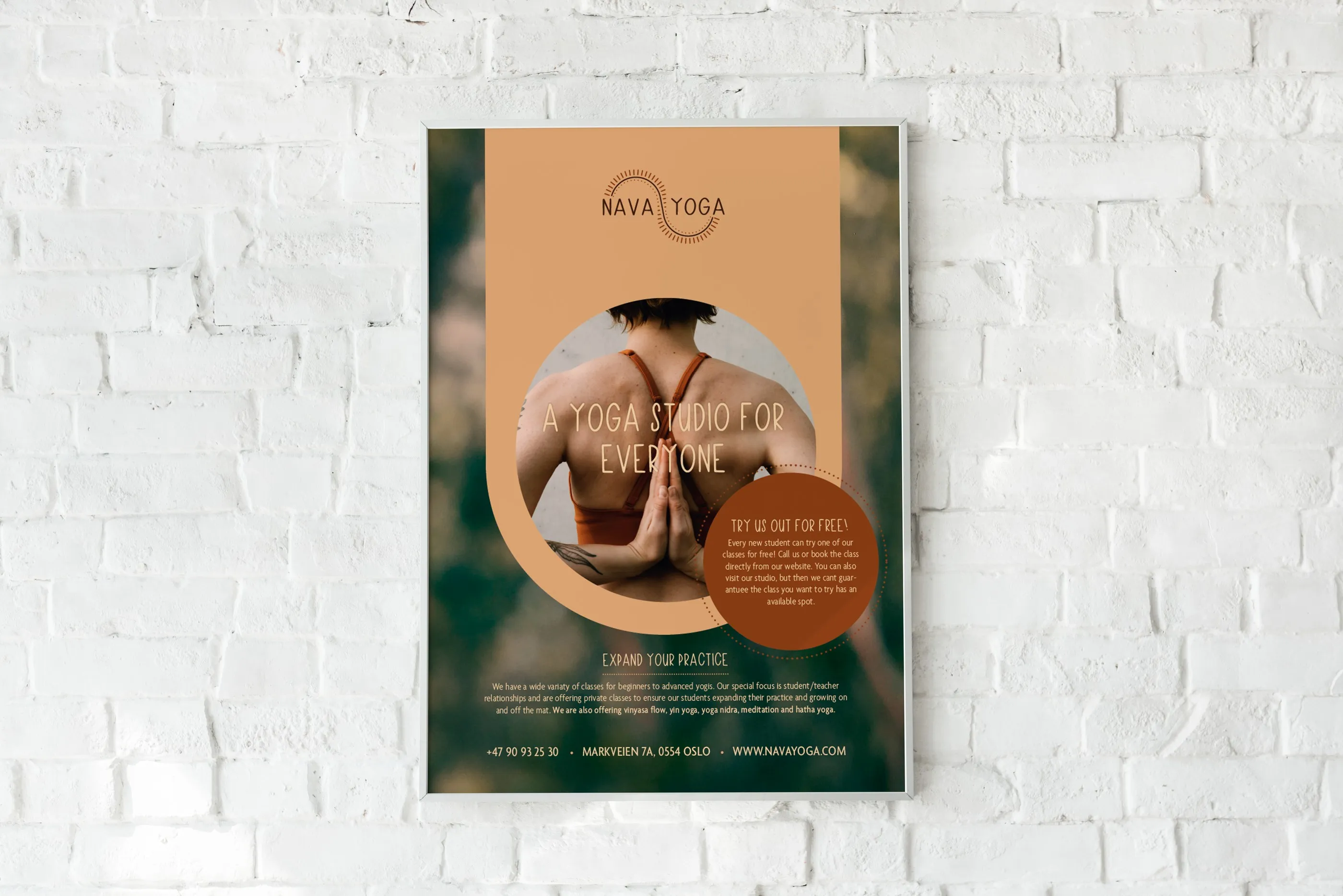 Plakaten til Nava Yoga på en hvit vegg