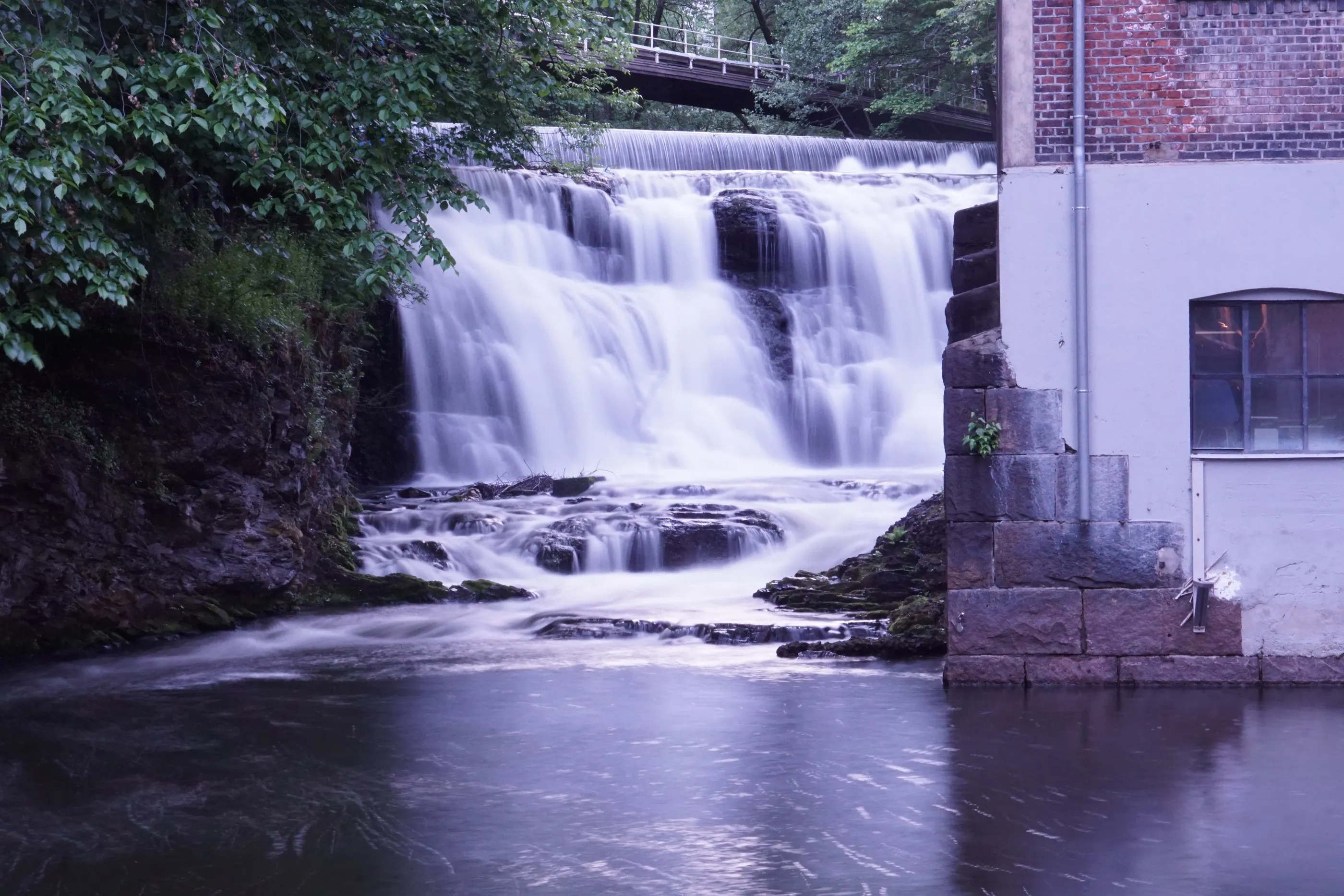 Foss i Akerselva med silkemykt vann